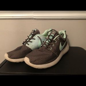 Women running Roshes